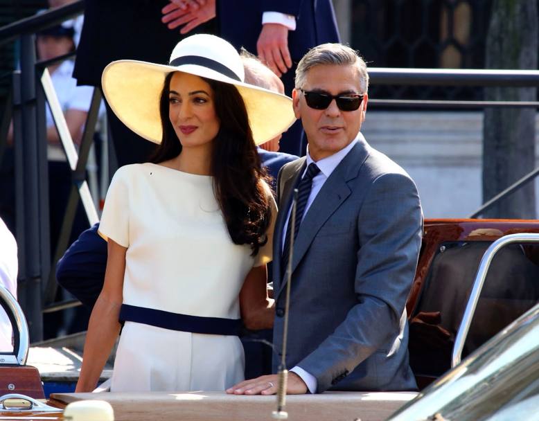 George Clooney e la bellissima avvocatessa libanese, Amal Alamuddin, hanno ufficializzato nel municipio di Venezia il matrimonio celebrato e festeggiato in ghran segreto sabato sera. Ecco le prime foto della coppia dell&#39;anno con tanto di anello nuziale al dito. (foto Olycom)